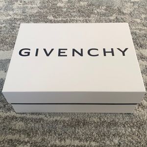 🚨AUTHENTIC GIVENCHY URBAN STREET LOGO SNEAKERS🚨